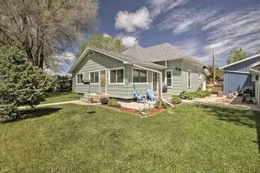 Mökkimajoitus Walkable Ten Sleep House W/ Patio & Sunroom!