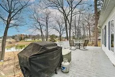 Mökkimajoitus Waterfront Gladwin Home W/ Deck + Fire Pit!