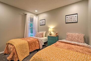 קוטג'' Westminster Home W/ Game Room + Private Yard!