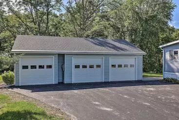 Mökkimajoitus Charming Burdett Home With Grill, Gazebo + Yard