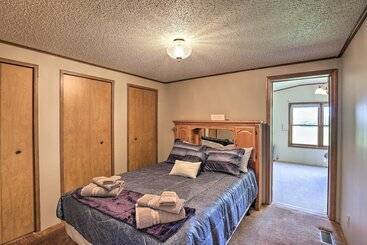 קוטג'' Charming Burdett Home With Grill, Gazebo + Yard