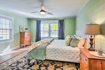 Farmhouse Cottage On 10 Acres: Trails On Site