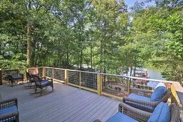Mökkimajoitus Lakefront Jacksons  Gap Home W/ Deck, Dock & Views