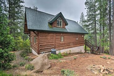 Dom wiejski 2 Mi To Dtwn: Arnold Cabin W/ Fire Pit & Deck!