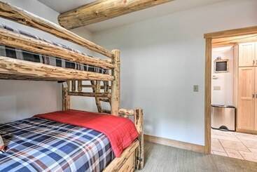 Сельский дом 2 Mi To Dtwn: Arnold Cabin W/ Fire Pit & Deck!