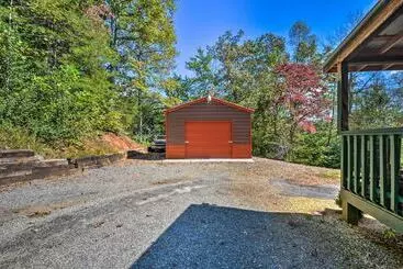 Mökkimajoitus Murphy Cabin W/ Deck, Grill & Private Pond!