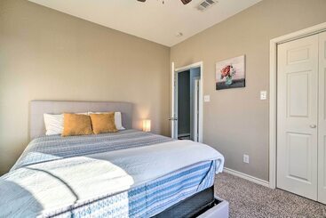 별장 Peaceful Atascosa Home W/ Balcony & Deck!