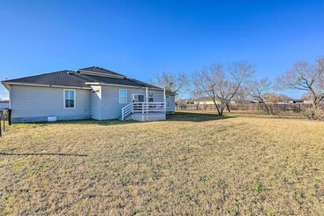 Landhus Peaceful Atascosa Home W/ Balcony & Deck!