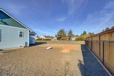 コテージ Pet Friendly Retreat W/ Fenced Yard, Walk To Beach