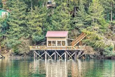 Mökkimajoitus Serene Seldovia Cabin W/ Deck, Grill & Views!