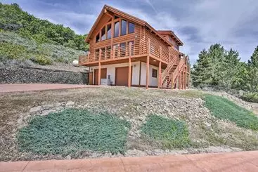 Mökkimajoitus Spacious Hilltop Cabin W/ Deck & Scenic Views!