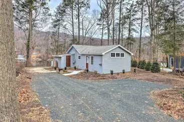 コテージ Waterfront Retreat W/ Boat Dock & Fire Pit!