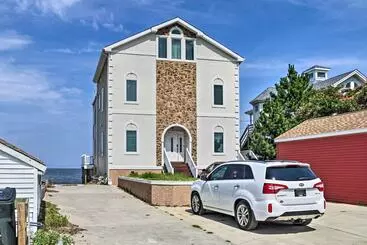 Mökkimajoitus Waterfront Sanctuary W/ Panoramic Bay Views!