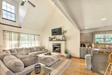 بيت ريفى Williamstown Gem W/ Private Pool & Hot Tub!