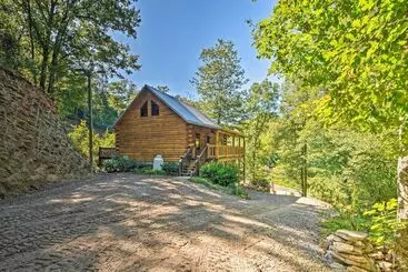 Mökkimajoitus Rustic Andrews Cabin Rental W/ Deck + Fire Pit!