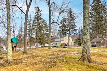 Cottage Charming Sharon Dwelling W/ Deck & Fire Pit!