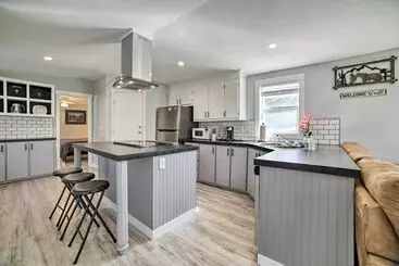 コテージ Cozy Ashton Abode W/ Yard   Near Park & Pool!