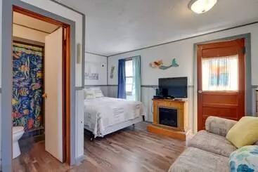 Cozy Camdenton Cottage W/ Deck + Boat Dock Access!