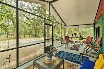 コテージ Crescent City Hideaway W/ Screened Porch!