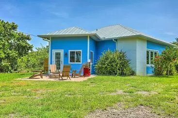 Hutchinson Island Cottage: Steps To The Beach