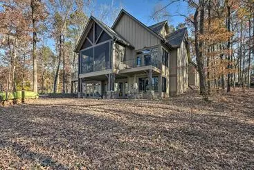 Lake Keowee Cottage W/ Deck & Private Dock!