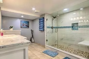 Mökkimajoitus Lakefront Hideaway In Scranton: Spacious Deck