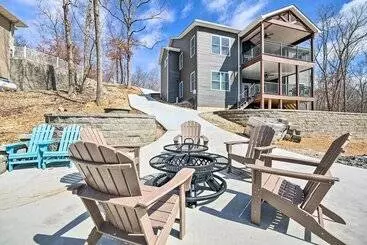 Mökkimajoitus Dock & Fire Pit: Lakefront Rocky Mount Home!