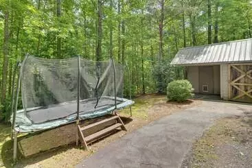 Mökkimajoitus Landrum  Treehouse    Hot Tub & Trail Access!