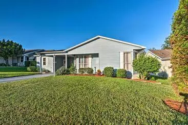 Mökkimajoitus Lovely Lady Lake Home W/ Resort Amenities & Lanai!