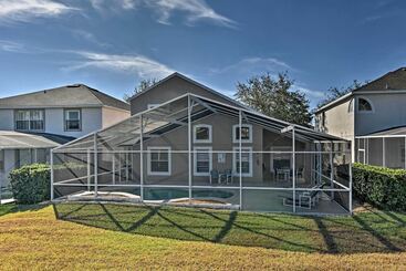 Landhus Private Pool & Hot Tub: Modern Davenport Home!