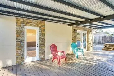 コテージ Idyllic Oldsmar Vacation Rental: 1 Mi To Beach!