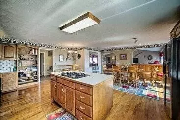 Mökkimajoitus Pet Friendly, Lakefront Home In Golden W/ Patio!