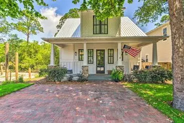 Mökkimajoitus Sunny Fl Home  Miss Millies Landing  W/ Deck!