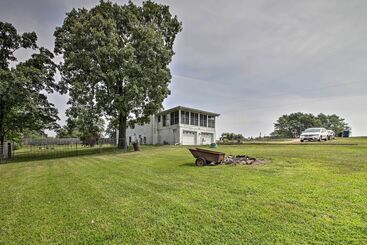 Mökkimajoitus Traditional Country Home In De Soto W/ Yard!