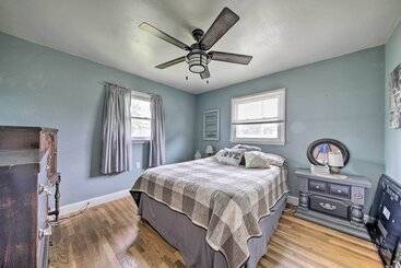 Сельский дом Traditional Country Home In De Soto W/ Yard!