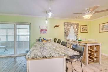 Dom wiejski Waterfront Hernando Beach Home W/ Dock & Hot Tub!