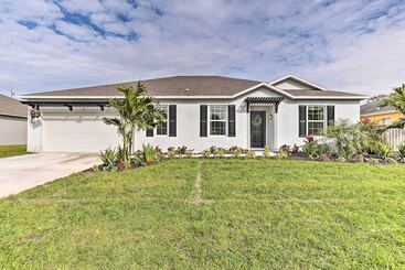 Dom wiejski Beautiful Port St Lucie Home W/ Hot Tub!