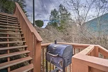 Mökkimajoitus Inviting Sevierville Cabin W/ Deck & Hot Tub!