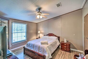 Сельский дом Palatka Hideaway W/ Fireplace & Private Porch