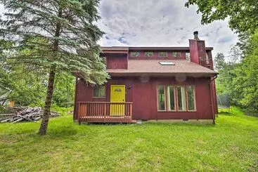 Mökkimajoitus Private Spa, Fire Pit & Deck: Poconos Home!