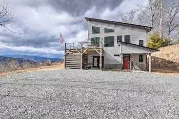 Mökkimajoitus Scenic Hillside Cabin In Sylva W/ Hot Tub & Views!