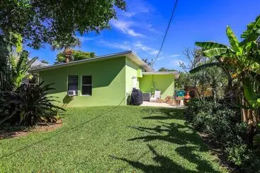 コテージ Tropical Naples Home Rental W/ Yard Near Beaches!
