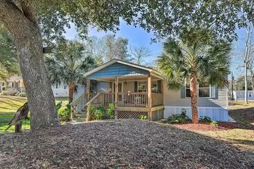 Mökkimajoitus Atlantic Beach Home W/ Decks & Fire Pit