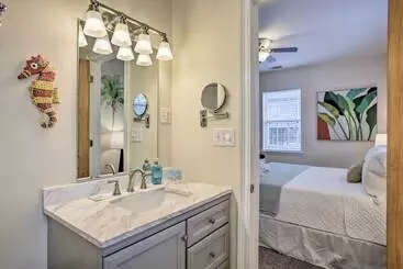 Mökkimajoitus Waveland Home Near Beach: Pets Allowed!