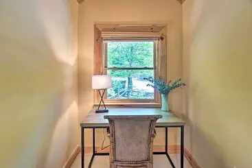 Mökkimajoitus Cozy Retreat W/ Deck & Sapphire Resort Access!