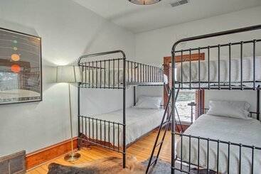 קוטג'' Historic Michigan Farmhouse W/ Grill & Fire Pit!