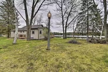 コテージ Lakefront Home W/seasonal Dock   2 Mi To Skiing!