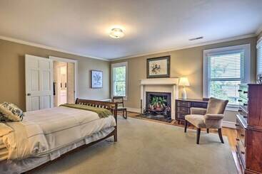 بيت ريفى Lush Elkin Home W/ Porch Views & Pool Table