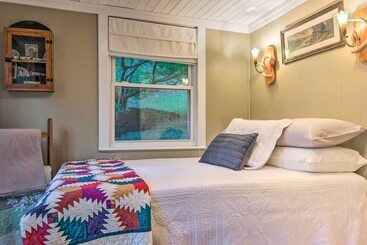 بيت ريفى Mtn Views + Fire Pit: Serene Chimney Rock Abode