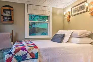 Mökkimajoitus Mtn Views + Fire Pit: Serene Chimney Rock Abode